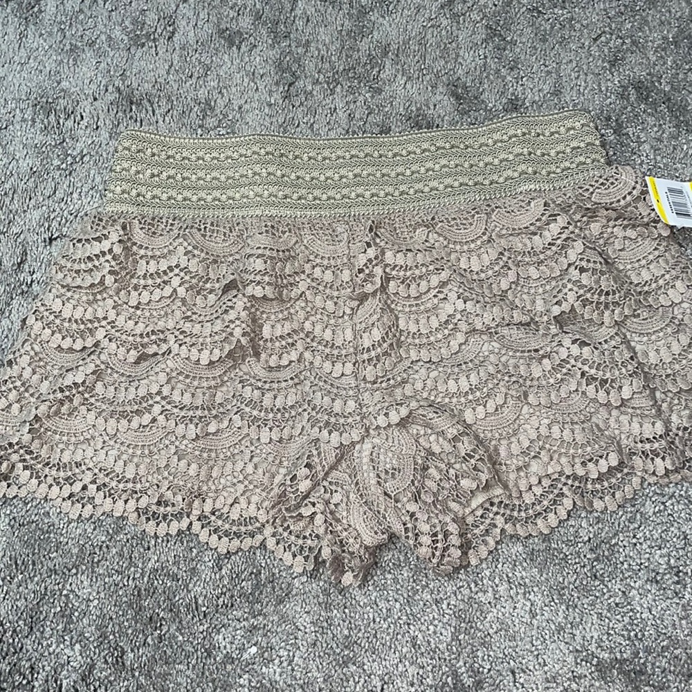 American Rag cream/tan shorts